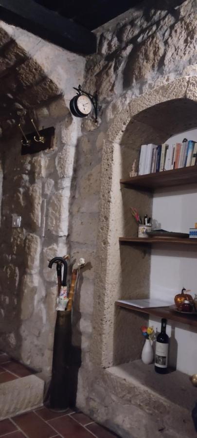 La Chascona Di Farnese Casa Di Tufo Nel Borgo Apartment Luaran gambar