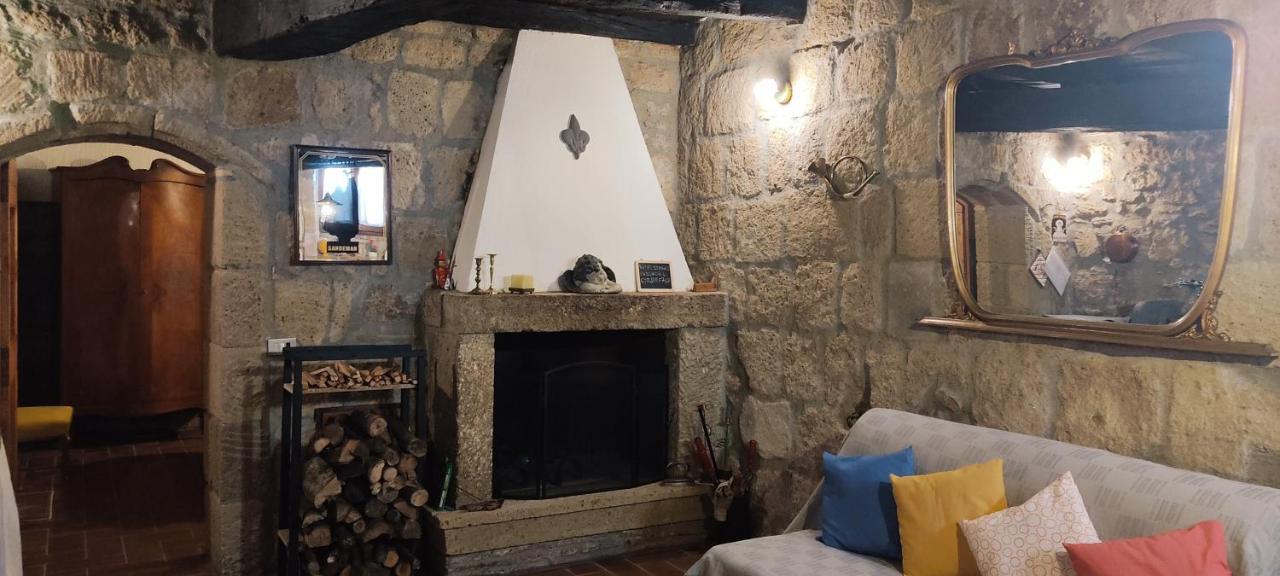 La Chascona Di Farnese Casa Di Tufo Nel Borgo Apartment Luaran gambar